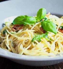 Spaghetti Gorgonzola, Tomate, Knoblauch, Rucola