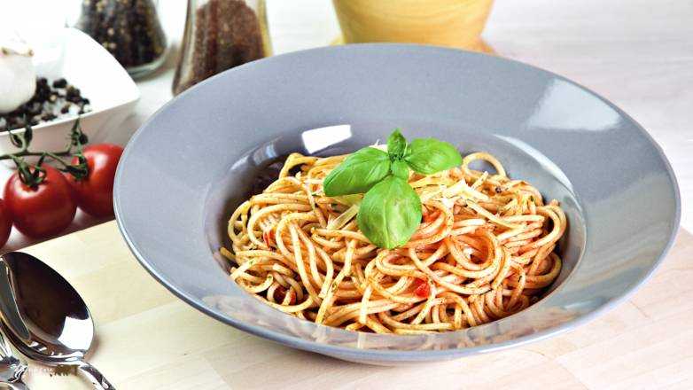 Knoblauch Spaghetti mit Tomaten, Kräutern & Kapern