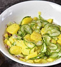 Kartoffel Gurken Salat, einfache Beilage, so gelingt er!