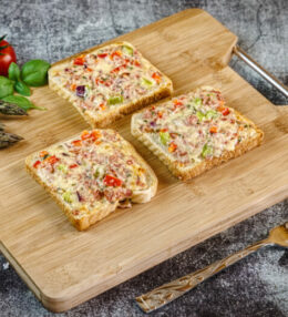 Pizza Toast, mischen, streichen und ab in den Ofen damit. Wunderbar einfach!