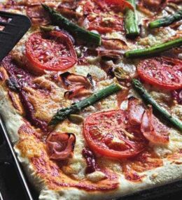 Pizza vom Blech, quadratisch, praktisch, gut