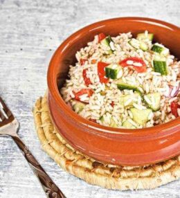 Reis Salat, vegane Mahlzeit oder Beilage zu Fleisch und Fisch