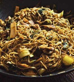 gebratene Nudeln aus dem Wok mit Gemüse und Pilzen, himmlisch gut und schnell!