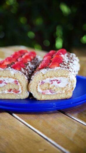 1 x Biskuitroulade mit Erdbeeren, so einfach gelingt es!