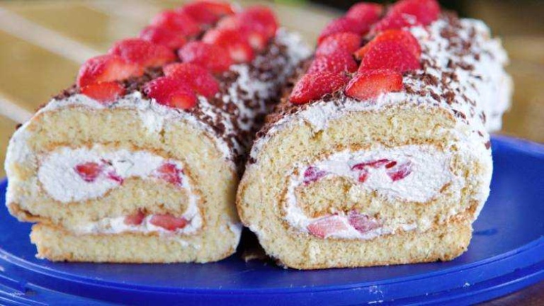 1 x Biskuitroulade mit Erdbeeren, so einfach gelingt es!