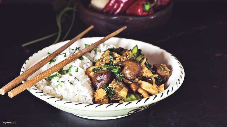 Wok Pfanne Mit Huhn Asiatischen Pilzen Und Pak Choi