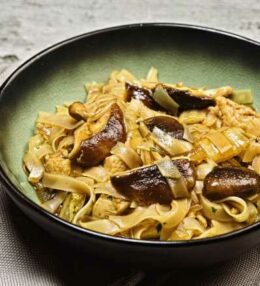 gebratene Reisnudeln Huhn & Pilze aus dem Wok, einfach und schnell