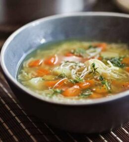 Gemüse Suppe mit Nudeln, natürliche Medizin voller Vitamine, absolut genial gut!