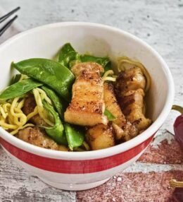 Pork Belly mit Zuckerschoten und Curry Nudeln, ganz einfach gemacht