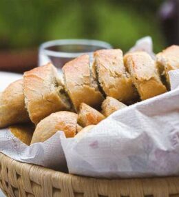 Kräuterbaguette, die beliebte Grillbeilage selbst gemacht, ja das geht!