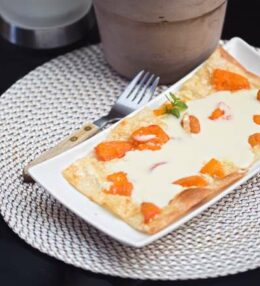Flammkuchen Marille, süß mit Vanillesoße, unbeschreiblich gut und einfach!