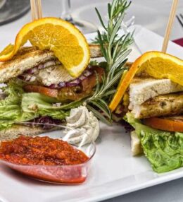 Club Sandwich, feine Hühnerbrust, knuspriger Toast, himmlischer Genuss ganz einfach!