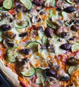 Pizza Sardinen, Gemüse und etwas Würze, das schmeckt himmlisch!