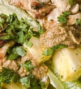 Asiatisches Erdnusshuhn mit Nudeln auf Salatblatt serviert!