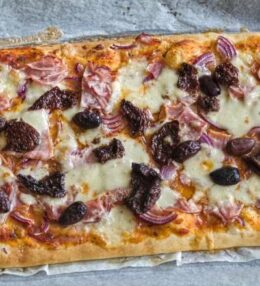 Grillteig Pizza Rustikal, Schinken, Käse, Olive, Tomate, Zwiebel einfach nur gut!