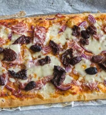 Grill Teig Pizza Schinken Käse Olive Rezept