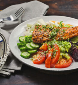 gebeizter Lachs auf Salatvariation, Ei, Avocado, schneller Genuss!
