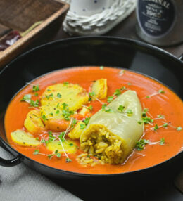 vegan gefüllte Paprika mit Tomatensoße passt auch als Beilage zu Fleisch
