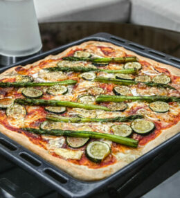 Spargel Camembert Pizza und zwei befreundete Käsesorten, einfach himmlisch!