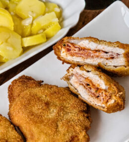 Pesto Schnitzel, absolut wohlschmeckender Genuss in der knusprigen Panade!