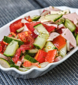Es gibt Sommer Salat, erfrischend, frische Kräuter, wunderbar einfach gemacht!