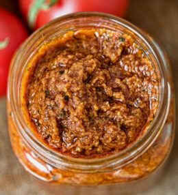 Tomaten Pesto, die Beilage zu unzähligen Gerichten, der Hauptdarsteller auf Brot