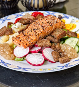 Brotsalat mit Lachs, eine leichte Mahlzeit für jeden Tag, gesund und gut!