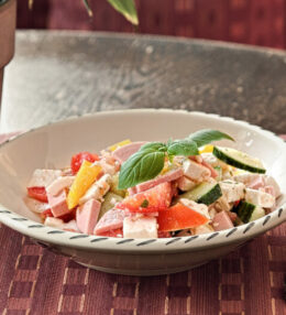 Wurstsalat griechischer Art, die erfrischende Mischung beider Klassiker, genial einfach!