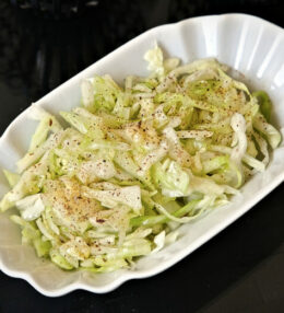einfacher Krautsalat, absolut einfach, passt zu Fleisch, Fisch, schmeckt und liefert Vitamine!