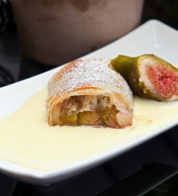 Feigen Apfel Strudel, serviert auf Vanillesoße, einfach nur traumhaft schmackhaft!