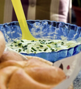 Gurkensalat mit Rahm, so schnell, so einfach, so schmackhaft, die optimale Beilage!