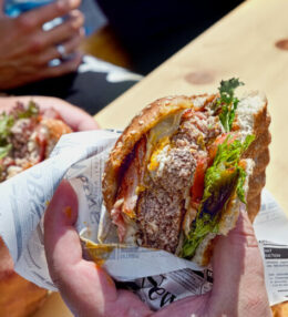 Klassischer Burger, das muss rein, Burger auf unsere Art gemacht, das Wesentliche zählt!