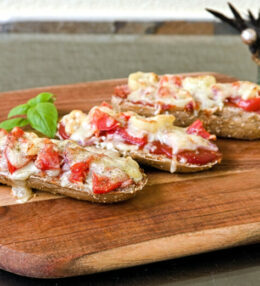 Aufbackbrötchen belegt im Pizza-Style, einfacher geht es nicht, schnell zum Genuss!