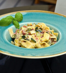 Tagliatelle Zucchini Gorgonzola, der sähmige Pastagenuss mit Speck und viel Aromen!