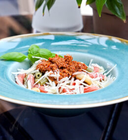 Tomaten Basilikum Pesto Pasta, der bunte Genuss frisch gekocht auf den Tisch!