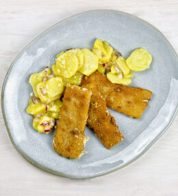 gebackener Bergkäse, Kartoffelsalat, absolut ein knuspriger und würziger Genuss!