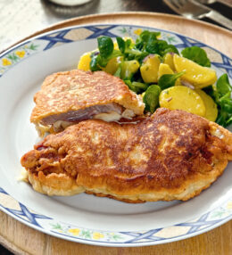 Braumeister Schnitzel, herzhaft gefüllt ein Genuss mit Bier und Käse, himmlisch gut!