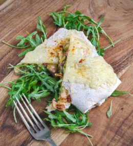 Burrito mit Zucchini Speck Füllung, die sämige Sosse schmeckt absolut gut!