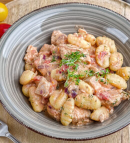 Gnocchi mit Lachs in einer feinen Käsesosse, ganz einfach zum Genuss!
