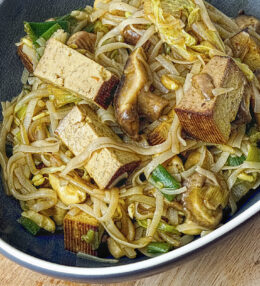 Reisnudeln mit Tofu aus dem Wok, es geht einfach, ist vegan und schmeckt!