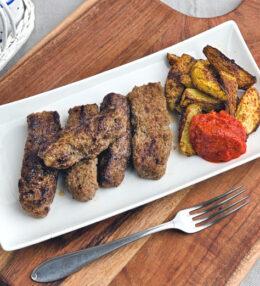 Cevapcici, einfach ein Muss, vom Grill oder aus der Pfanne, es schmeckt, doch was ist original?