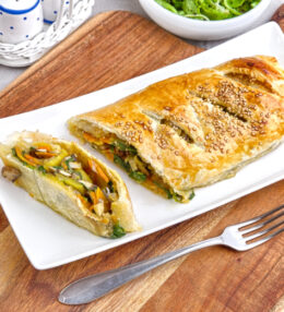 Gemüse Pilz Strudel, ein vegetarischer Genuss, einfach knusprig und schmackhaft!