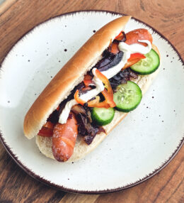Hot Dog mit Debrecziner, einfach der Snack, egal wann und wo! Wunderbar!