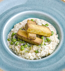 Risotto Zucchini Erbsen Soße mit gebratenem Räuchertofu, einfach wunderbar schnell!