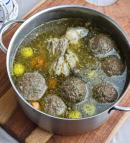 Kraftsuppe, Kraftbrühe mit Fleischknochen vom Schwein und viel Gemüse, genial gut!