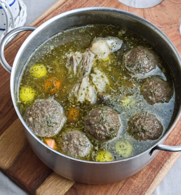 Kraftsuppe, Kraftbrühe mit Fleischknochen vom Schwein