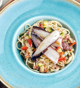 Mediterrane Pasta mit gebratenem Chicoree und einer würzigen Soße, Genuss pur!