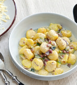 Speck Zucchini Gnocchi, der schnelle Genuss aus der Pfanne, einfach gemacht!