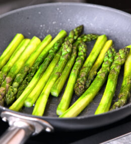 Grüner Spargel Pfanne, so einfach, so gut, die optimale Beilage schnell gemacht!