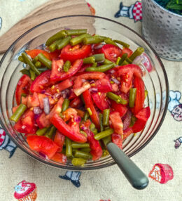 Tomaten Fisolen Salat, optimal als Beilage zu einer Sommer Grillerei mit Freunden!